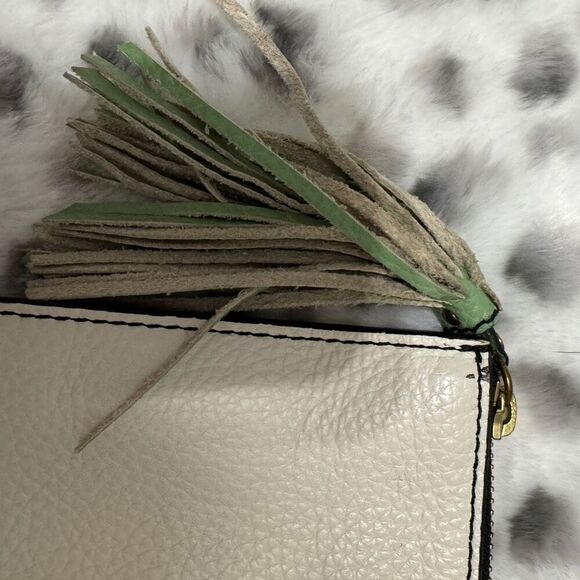 Fossil white pebbled leather pouch with green tassle 9x6” - Picture 4 of 5